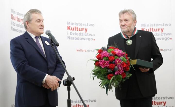 Wicepremier, minister kultury i dziedzictwa narodowego Piotr Gliński (L) i wokalista Krzysztof Cugowski (P) podczas uroczystości wręczenia Złotego Medalu Gloria Artis / autor: PAP/Danuta Matloch
