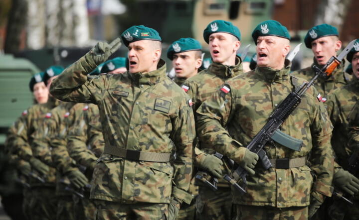  Żołnierze podczas uroczystej przysięgi wojskowej żołnierzy Dobrowolnej Zasadniczej Służby Wojskowej i Wojsk Obrony Terytorialnej, 17 bm. w Olsztynie / autor: PAP/Tomasz Waszczuk