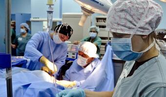 MZ: ostatniej doby 7 412 nowych zakażeń, zmarło 369 osób