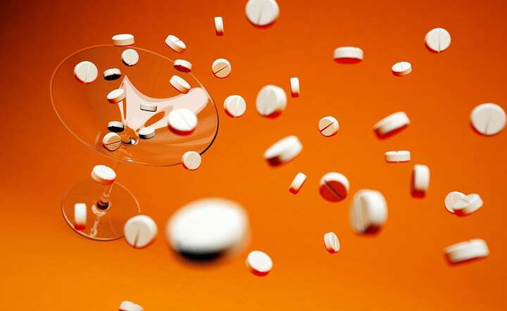 W przypadku niektórych leków nawet małe dawki alkoholu mogą powodować działania niepożądane / autor: Pixabay