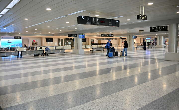 Opustoszały terminal międzynarodowego lotniska Rafik Hariri w Bejrucie / autor: PAP/ EPA/WAEL HAMZEH