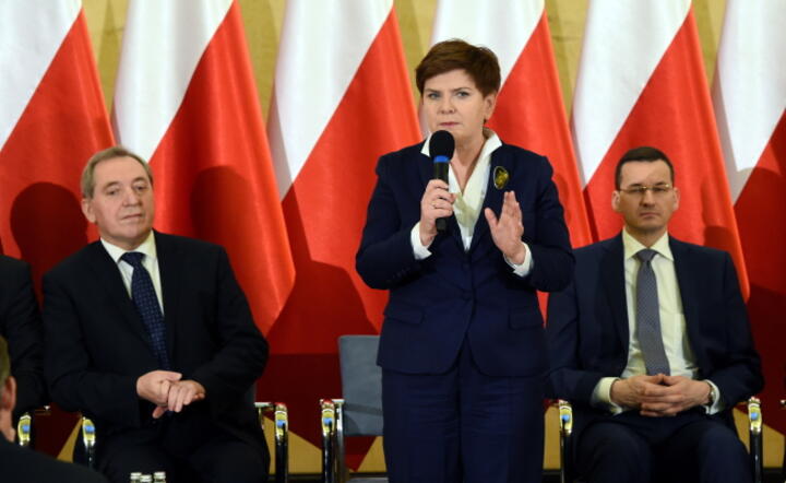 Premier Beata Szydło, minister Henryk Kowalczyk i wicepremier Mateusz Morawiecki na spotkaniu konsultacyjnym z handlowcami w KPRM, fot. PAP/Radek Pietruszka