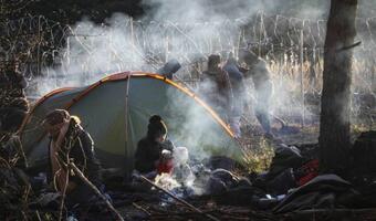 Przygotowania do budowy dużego obozu migrantów przy granicy [wideo]