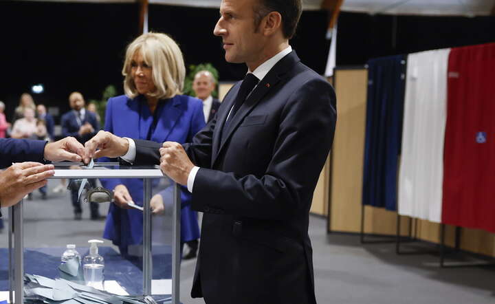 Francuski prezydent wraz z żoną głosowali w nadmorskiej miejscowości Touquet / autor: MOHAMMED BADRA/EPA/PAP