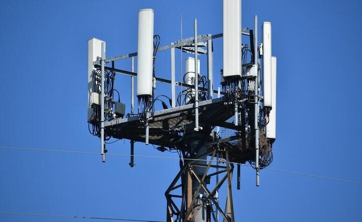 Francuski rząd w ostrym konflikcie z ekologami o 5G. Płoną kolejne maszty