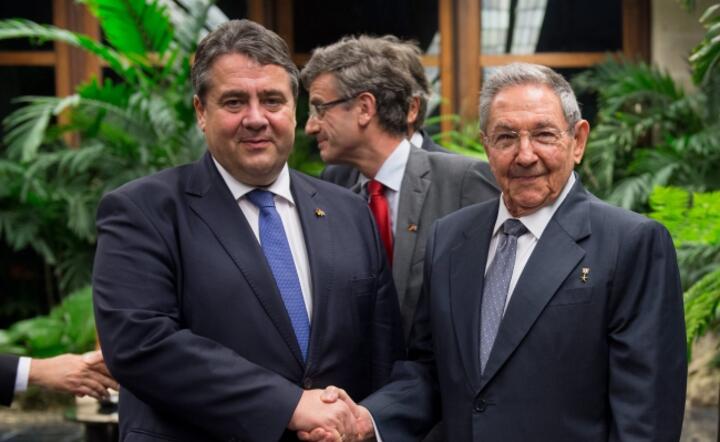 Wicekanclerz Sigmar Gabriel (z lewej) jeszcze w piątek bawił na Kubie, gdzie podejmował go prezydent Raul Castro, fot. PAP/EPA/Maurice Weiss