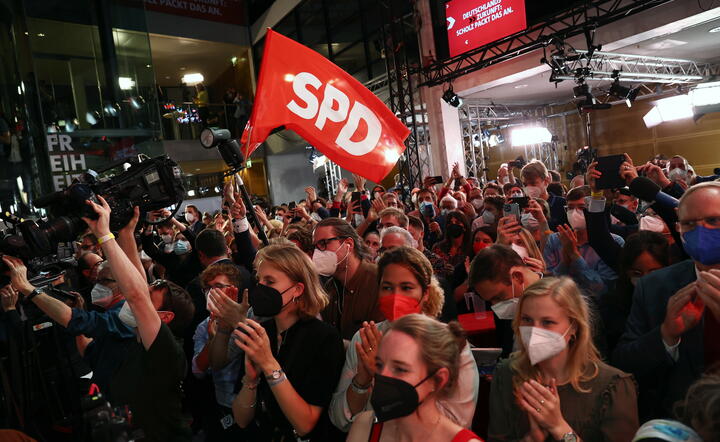 Zwolennicy SPD / autor: PAP/EPA/MAJA HITIJ/ POOL