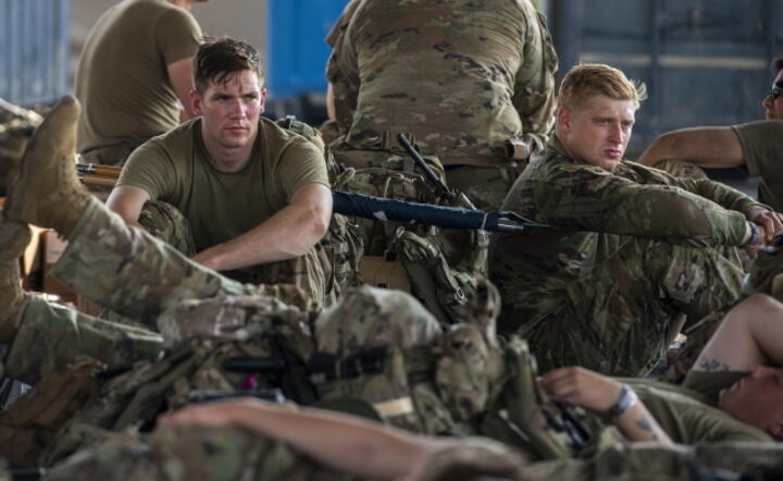 Amerykańscy żołnierze z kontyngentu zabezpieczającego w oczekiwaniu na transport do Afganistanu / autor: PAP/EPA/US. Air Force photo by Kylie Barrow) EPA/Airman 1st Class Kylie Barrow / US Central Command Public Affair Released Maj. John Rigsbee U.S. Central Command Public Affairs