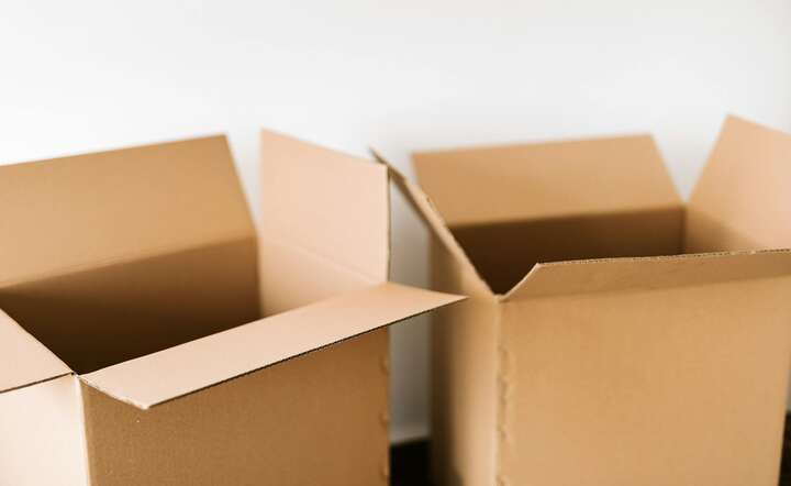 Kartony fasonowe i klapowe — które lepsze dla e-commerce?