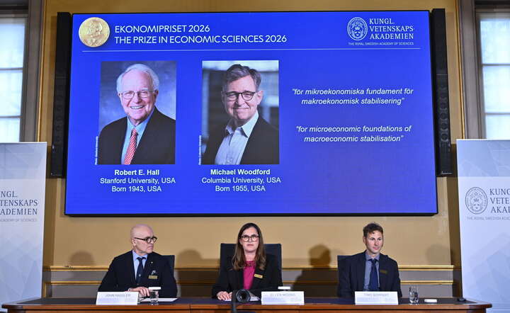 Członkowie Komitetu Noblowskiego ogłaszają laureatów tegorocznego Nobla z ekonomii / autor: PAP/EPA/ANDERS WIKLUND