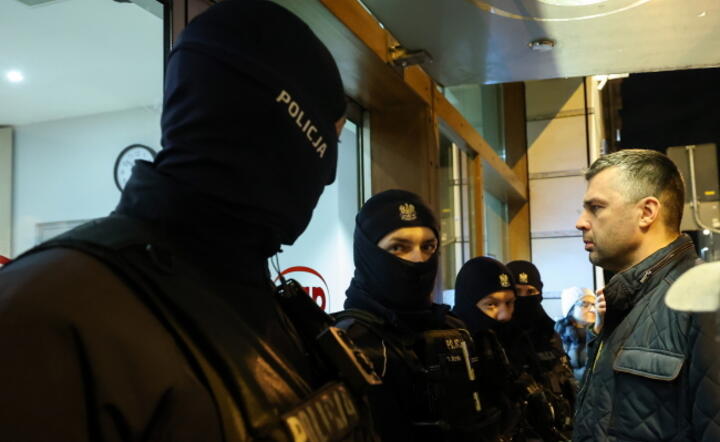 Dziennikarz Michał Rachoń (P) przed siedzibą Polskiej Agencji Prasowej, 21 grudnia / autor: PAP/Szymon Pulcyn