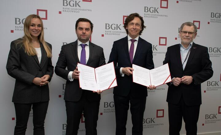Od lewej: Katarzyna Kowalska - wiceprezes KUKE, Janusz Władyczak - prezes zarządu KUKE, Paweł Nierada - pierwszy wiceprezes  BGK, Włodzimierz Kocon - wiceprezes  BGK / autor: Materiały prasowe