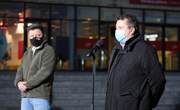 zef Kancelarii Premiera Michał Dworczyk (L) oraz dr n. med. Artur Zaczyński (P) podczas konferencji prasowej / autor: PAP/Paweł Supernak