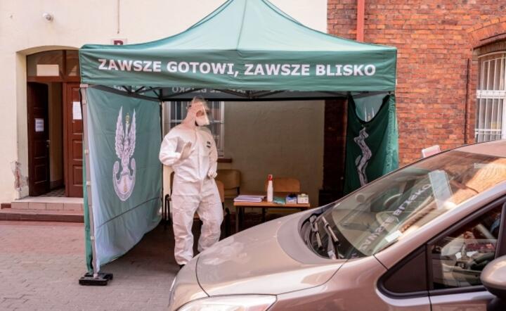 Punktu poboru wymazów „Drive-Thru”  / autor: PAP/Tytus Żmijewski