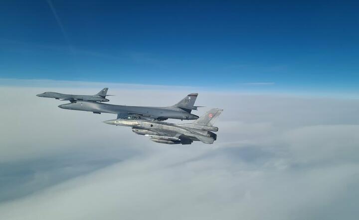 F - 16 eskortują B - 1B / autor: Materiały prasowe