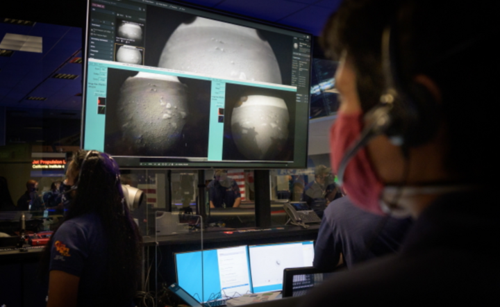 NASA: Pierwsze obrazy chwilę po tym, jak łazik pomyślnie wylądował na Marsie / autor: PAP/EPA/NASA/BILL INGALLS HANDOUT