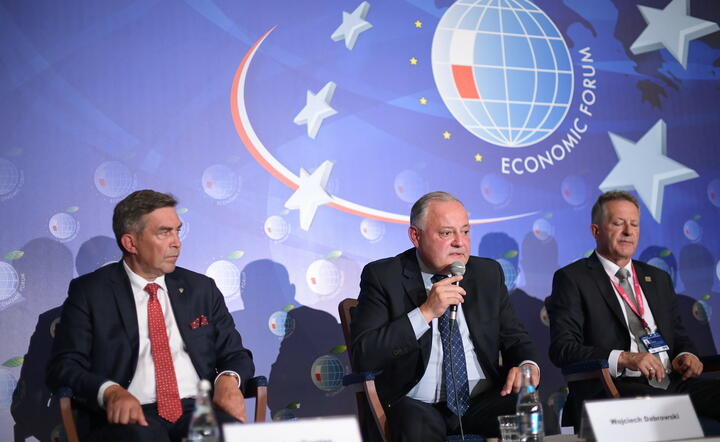 prezes PGE Wojciech Dąbrowski (C) / autor: PAP/Marcin Obara