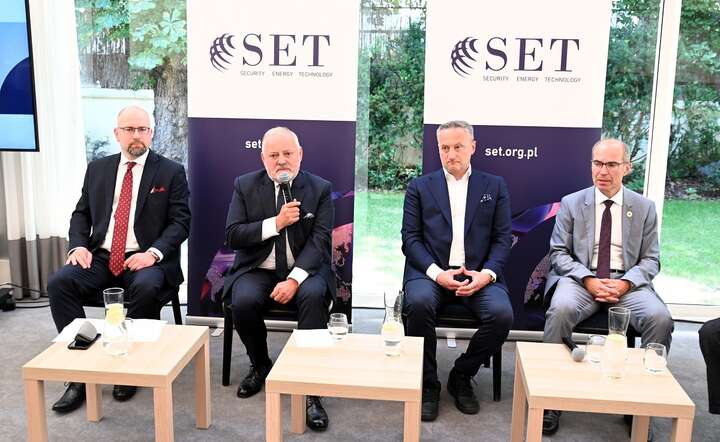 Panel dyskusyjny: (od lewej) Paweł Majewski, ekspert energetyczny, Fundacja SET, Wojciech Dąbrowski, prezes Fundacji SET, Michał Śmigielski, prezes zarządu Morskiej Agencji Gdynia, Maciej Olczak, prezes zarządu Enmaro / autor: materiały prasowe fundacji SET