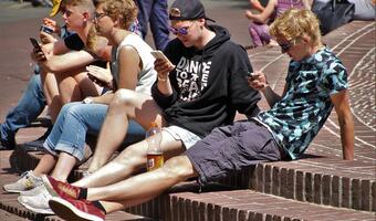 Zakaz używania przez dzieci telefonów w szkołach. Oto apelują