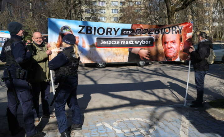 Manifestacja przed Centrum Dialog w Warszawie, 9 bm. Trwa spotkanie premiera Donalda Tuska z liderami protestujących grup rolniczych w ramach Szczytu Rolniczego / autor: PAP / Paweł Supernak