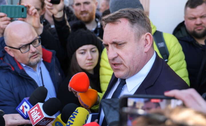 Przewodniczący NSZZ Rolników Indywidualnych „Solidarność” Tomasz Obszański (C) podczas wypowiedzi dla mediów  / autor:  PAP/Paweł Supernak