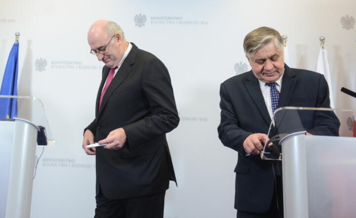  Komisarz UE ds. rolnictwa i rozwoju wsi Phil Hogan oraz minister rolnictwa i rozwoju wsi Krzysztof Jurgiel w czasie konferencji prasowej w Warszawie, fot. PAP/Jakub Kamiński