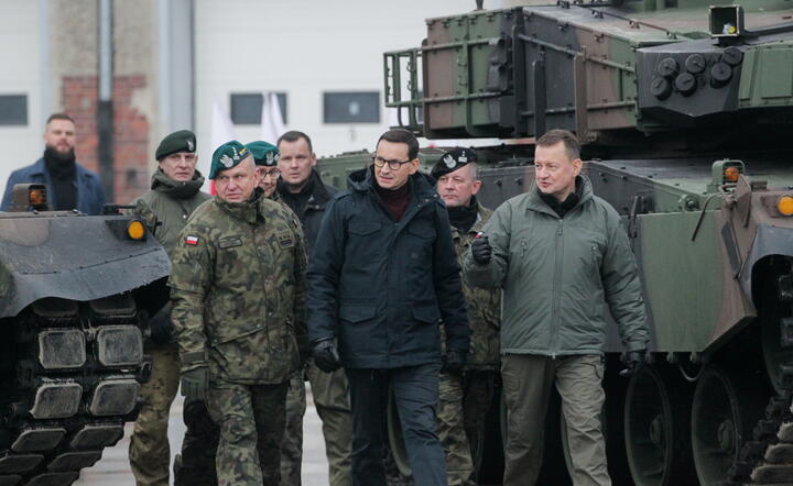 Płk. Tomasz Biedziak, Mateusz Morawiecki i Mariusz Błaszczak / autor: PAP