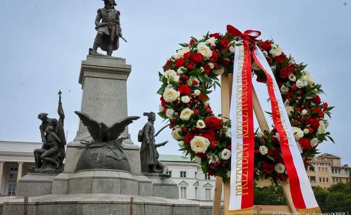 Pamiątkowy wieniec od prezydenta RP przed pomnikiem Tadeusza Kościuszki w Warszawie / autor: materiały prasowe KPRP / fot. Grzegorz Jakubowski / KPRP
