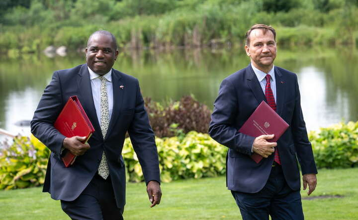 David Lindon Lammy i Radosław Sikorski w Chobielinie / autor: PAP/Tytus Żmijewski