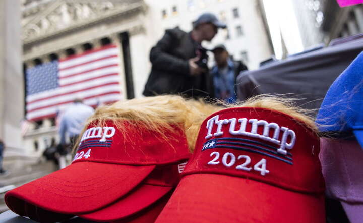 Trumpomania na ulicach Nowego Jorku. Handel czapeczkami pod siedzibą giełdy na Wall Street / autor: PAP/EPA/JUSTIN LANE