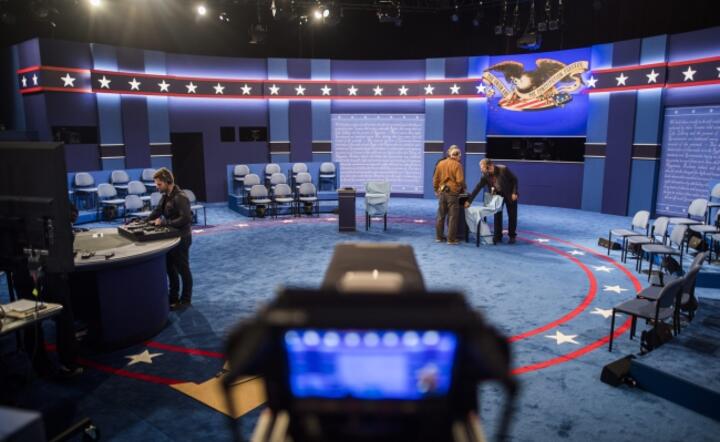 Przygotowania do debaty kandydatów w sali Uniwersytetu Waszyngtona w St. Louis (MIssouri), fot. PAP/EPA/JIM LO SCALZO 