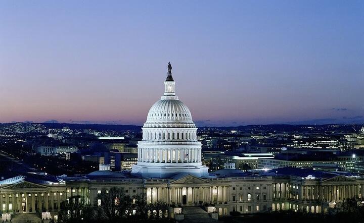 USA: Będą dalsze wypłaty z budżetu, jest porozumienie pozwalające uniknąć zamknięcia rządu