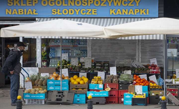 Liczba transakcji w małych i średnich sklepach spożywczych spadła aż o 9 proc. w porównaniu z wrześniem 2023 r. / autor: Fratria / Andrzej Wiktor