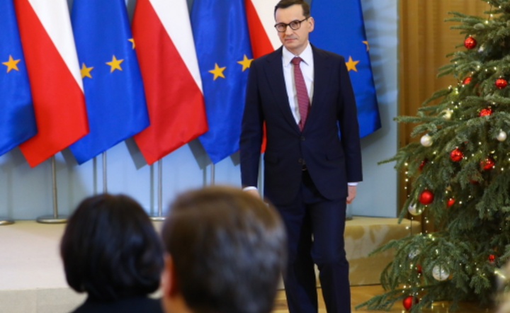 Mateusz Morawiecki podczas uroczystości nadania praw miejskich, 29 bm. w KPRM w Warszawie.  / autor: PAP/Rafał Guz