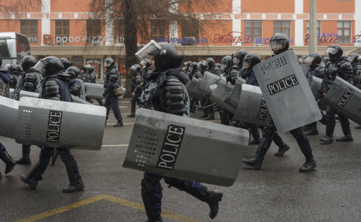 Patrole policji w Ałmatach / autor: PAP/EPA/STR