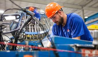 Wskaźnik PMI polskiego przemysłu utrzymuje się poniżej 50 pkt.