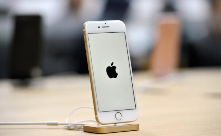 Spadek zysków ze sprzedaży iPhone'a w Chinach rozczarował inwestorów Apple'a, fot. PAP/EPA/Joel Carret