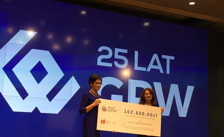 Prezes Giełdy Papierów Wartościowych, Małgorzata Zaleska i Monika Sajkowska, prezes Fundacji „Dajemy Dzieciom Siłę” na wspólnej konferencji, fot. materiały własne
