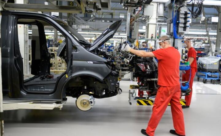Koronawirus w Polsce. Wznowienie produkcji w fabryce Volkswagen Poznań, 27 bm. / autor: PAP/Jakub Kaczmarczyk