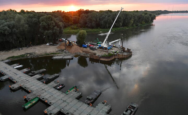 ZDJĘCIE ARCHIWALNE z 05.09.2019. Przygotowania do montażu rurociągu zastępczego na moście pontonowym na Wiśle w pobliżu Mostu Północnego w Warszawie / autor: fotoserwis PAP