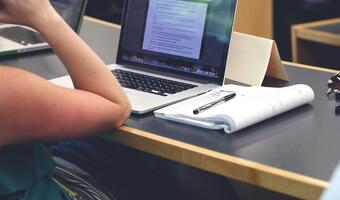 Edukacja wyższa na odległość - ile jest warta?