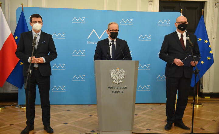 Minister zdrowia Adam Niedzielski, Główny Inspektor Sanitarny Krzysztof Saczka (P) oraz dyrektor Narodowego Instytutu Zdrowia Publicznego – Państwowego Zakładu Higieny Grzegorz Juszczyk (L) / autor: fotoserwis PAP