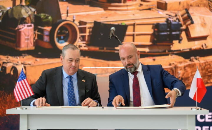 Prezes PGZ, Sebastian Chwałek (P) i wiceprezes General Dynamics Land Systems, Chris Brown (L) podczas uroczystości zawarcia umowy pomiędzy Polską Grupą Zbrojeniową a producentem czołgów Abrams, firmą General Dynamics Land Systems. / autor: PAP/Jakub Kaczmarczyk