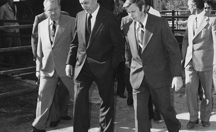 Edward Gierek visiting PGR in Rząśnik, Poland. On his left: director of PGR. Data:	między 1970 a 1980 / autor: https://commons.wikimedia.org/ 