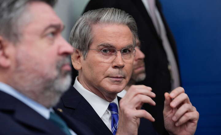 Sekretarz skarbu USA Scott Bessent (C) / autor: PAP/EPA/YURI GRIPAS 