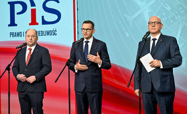 Wiceprezes PiS Mateusz Morawiecki , europosłowie Joachim Brudziński i Adam Bielan  podczas konferencji prasowej w siedzibie partii Prawo i Sprawiedliwość na ulicy Nowogrodzkiej w Warszawie / autor: PAP