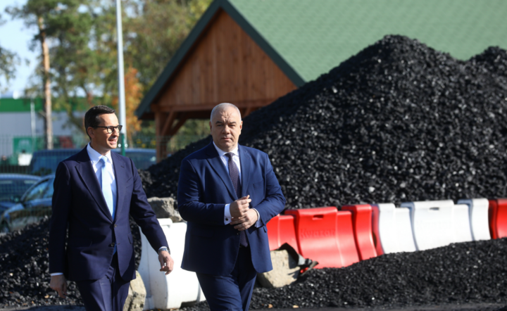 Premier Mateusz Morawiecki (L) i wicepremier, minister aktywów państwowych Jacek Sasin (P) / autor: PAP/Rafał Guz