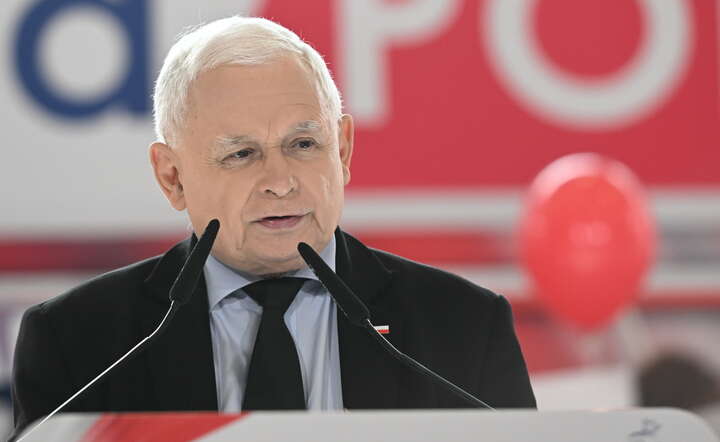 "Miejsca dla migrantów". Kaczyński pokazuje dokument