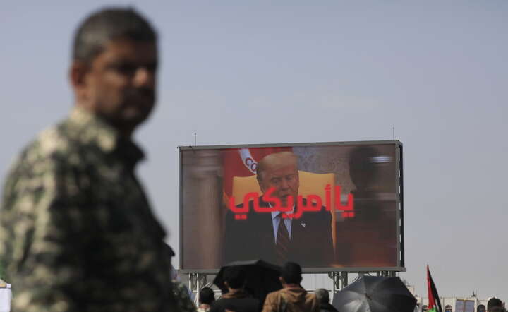 Antyamerykański film propagandowy żołnierzy Huti z Jemenu, wspierających Iran, 3 kwietnia 2026 / autor: PAP/EPA/YAHYA ARHAB