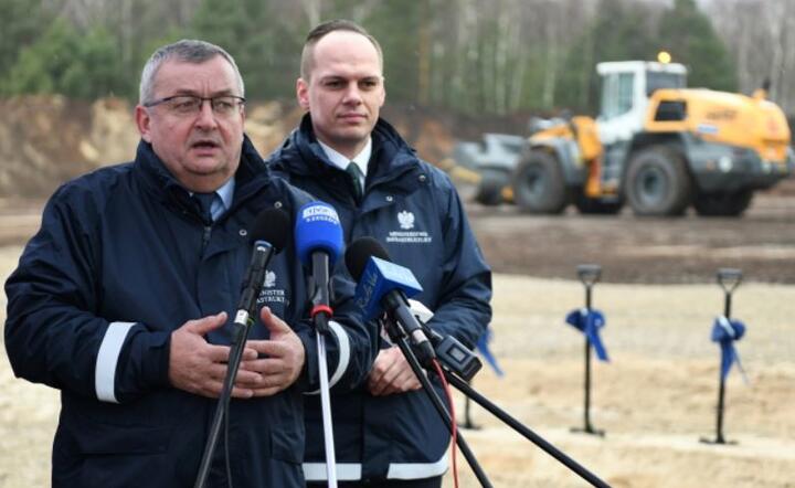 Minister infrastruktury Andrzej Adamczyk (L) oraz wiceszef tego resortu Rafał Weber (P) we wsi Nowosielec (woj. podkarpackie), 21 bm. podczas inauguracji budowy drogi ekspresowej S19 na odcinku od węzła Nisko do węzła Podgórze.  / autor: PAP/Darek Delmanowicz